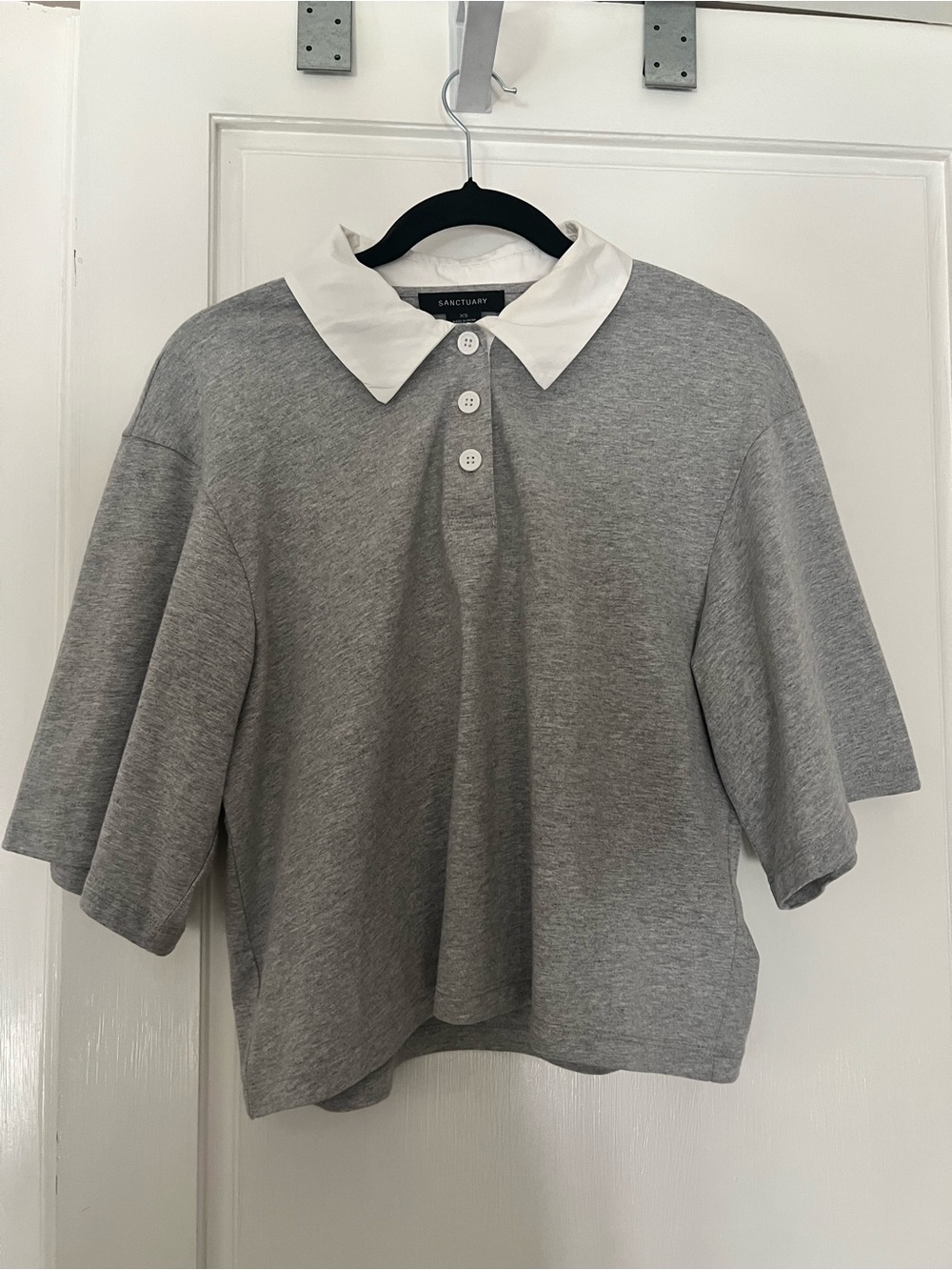 Sanctuary Grey Short-Sleeve Button-Front Polo with White Collar